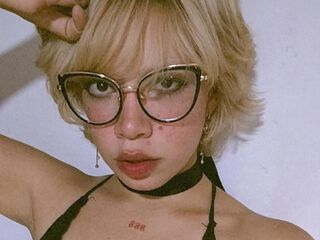 fingering webcamgirl AmelieMari
