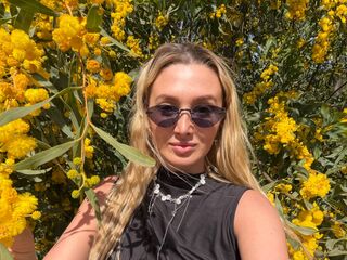 beautiful girl cam DelaineClowerd
