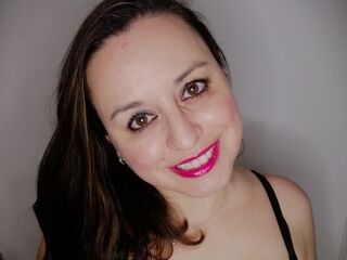 closeup cam AdelaAlbaNatural