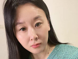 camgirl playing with vibrator AmySuners