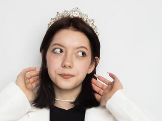 naughty camgirl fingering shaved pussy ArielleTewell