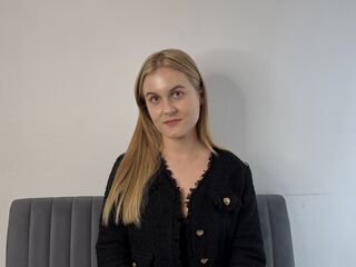 camslut spreading pussy BellaMonson