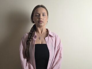 camgirl fingering bald pussy DelenaCouts