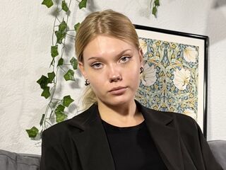 naked webcamgirl DonellaAndra