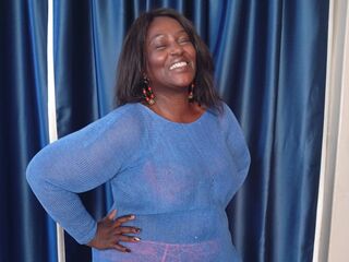 naughty camgirl fingering shaved pussy GladysWilliams