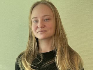 girl fingering bald pussy JeniferFerrarini