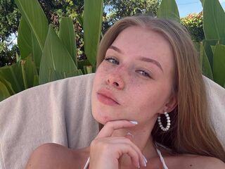 naughty cam girl fingering shaved pussy LashandaWeider