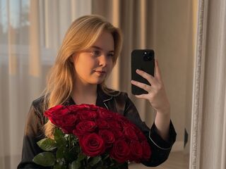 camgirl playing with dildo MelissaMyla